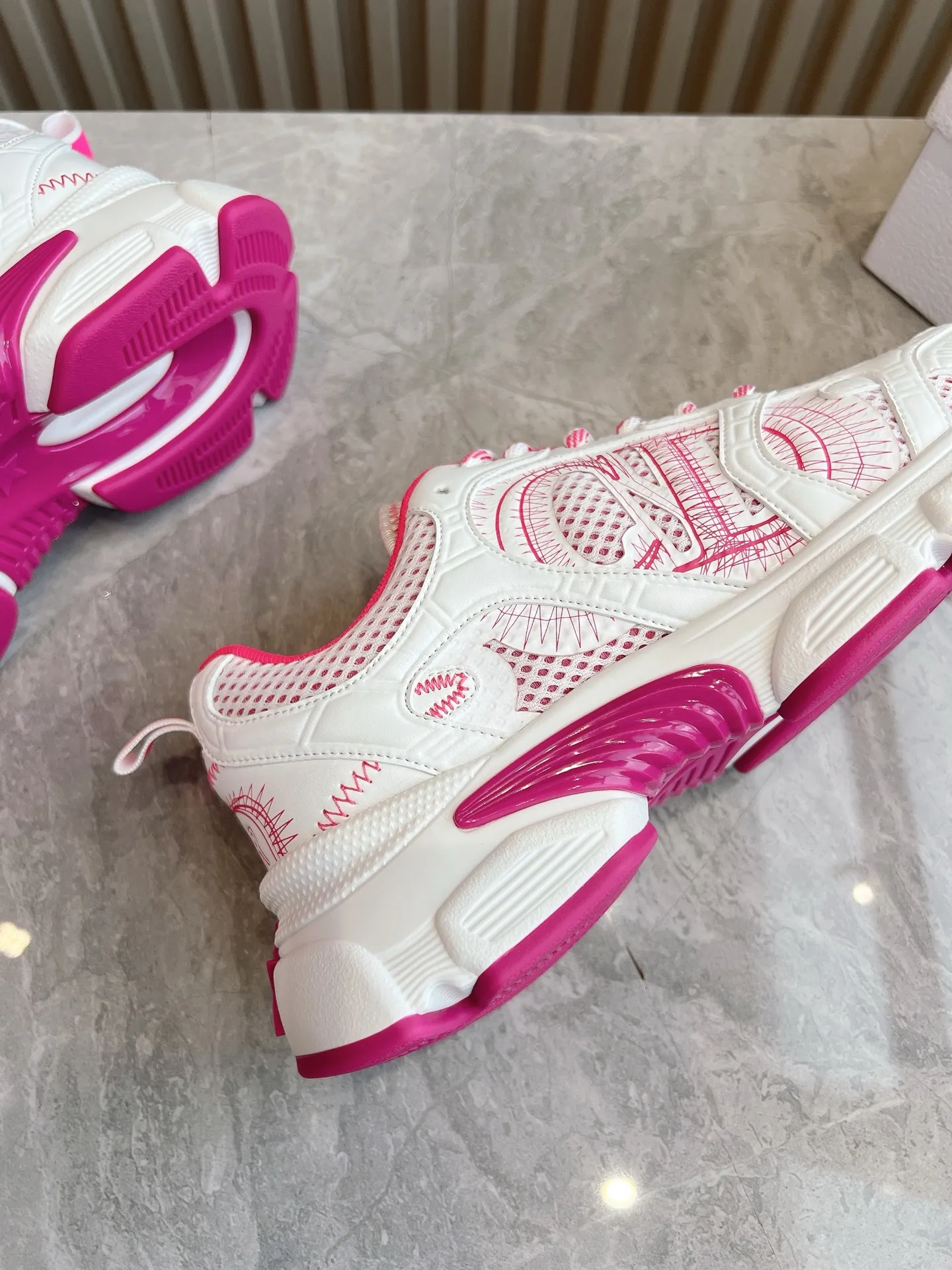 👟👟Ex-factory price 640👟👟 (Top version) Dior Chrono series sports shoes Purchased and developed in Taikoo Hui for RMB 18,200. This Dior chrono sports shoe continues the timeless silhouette and is carefully made of mesh, so it will be particularly comfortable on the feet. It is decorated with CD special craftsmanship logo to enhance the style. The lightweight style is matched with the "Christian Dior" logo thin sole, suitable for all seasons, and can be matched with all kinds of casual looks to add a finishing touch. Classic and super durable. Upper: cowhide stitching. Original molded outsole. Size: 35-41. Full set of counter synchronized gift box 💝 packaging
